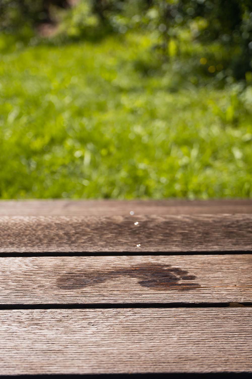 Terrasse aus Eichenholz im Grünen
