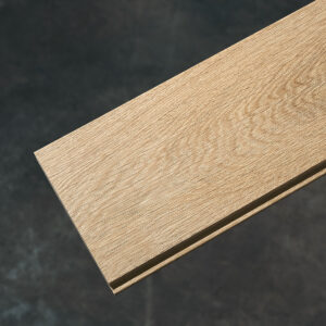 Wandverkleidung aus Eiche natur/gebürstet