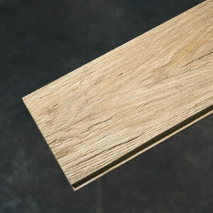 Wandverkleidung aus Eiche natur/gehackt